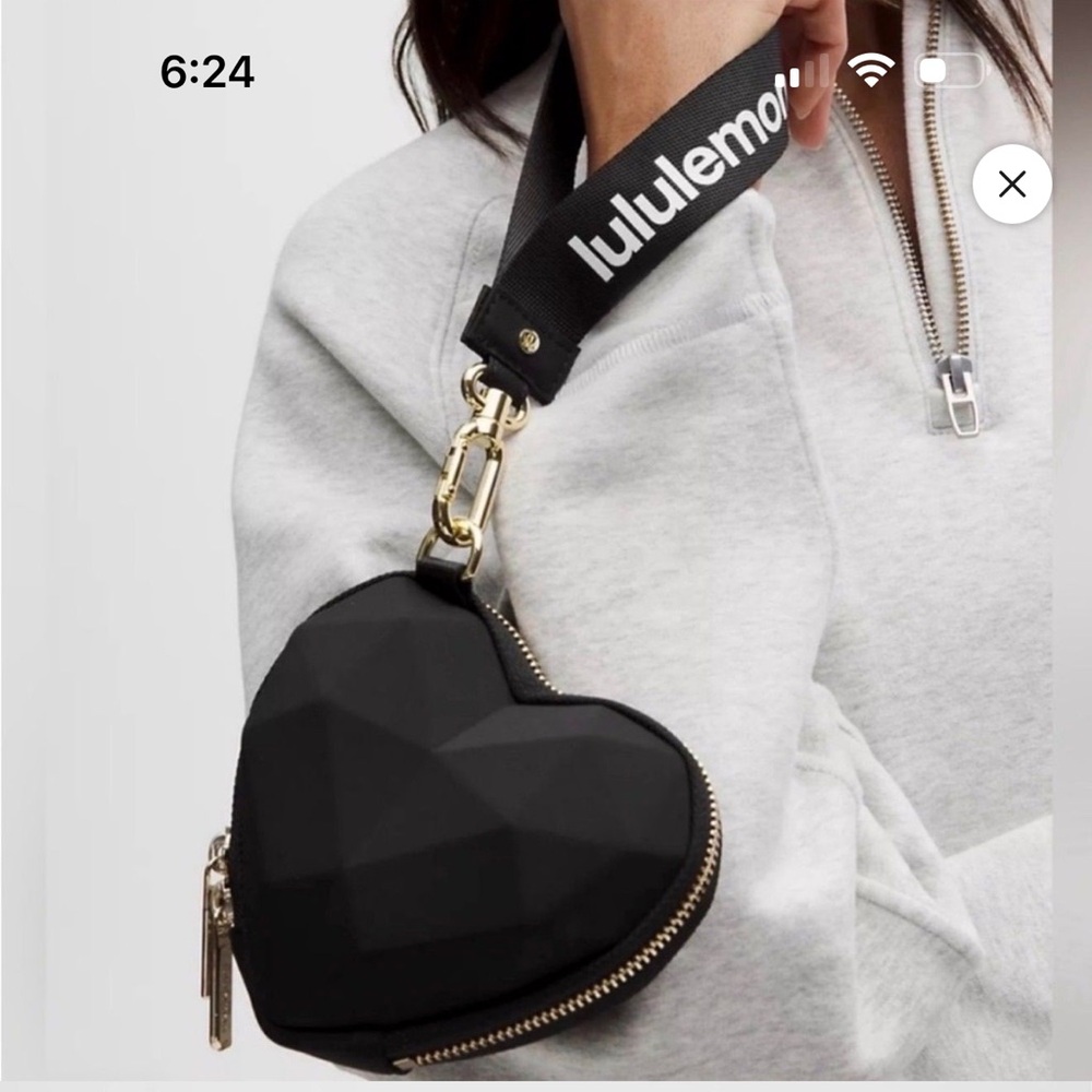 Lululemon NWT Black/White geometric Heart-Shaped Wristlet